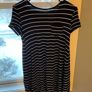 Stripped t-shirt dress 🖤🤍